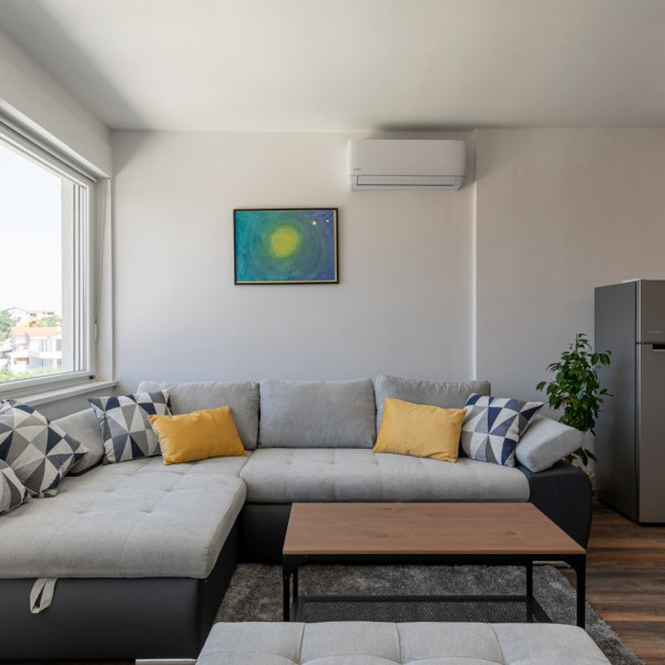 Das Wohnzimmer, Apartmani Korana, Apartments Korana Štinjan - Pula, mit Jacuzzi und Meerblick auf Brijuni Pula